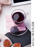 life style set at meeting in cafe.Thai blue, Butterfly pea tea served with fresh figs and panna cotta cake and fruit piece of cake on serving napkins. . Стоковое фото, агентство Ingram Publishing / Фотобанк Лори