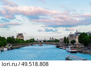 Pris cityscape with Notre Dam spires, Orsay museum, Louvre, passerelle Leopold Senghorl and river Siene at summer, Paris, France. Orsay museum and river Siene, France. Стоковое фото, агентство Ingram Publishing / Фотобанк Лори