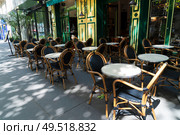 view of romantic Parisian street with cosy cafe, Paris, France. Monmartre cafe, Paris, France. Стоковое фото, агентство Ingram Publishing / Фотобанк Лори