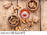 Tinctures and drinking tinctures from walnut partitions.Walnut partitions.. Natural tincture of nuts. Стоковое фото, агентство Ingram Publishing / Фотобанк Лори