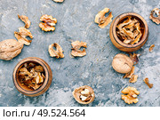 Walnut partitions.The healing properties of walnuts.Healing potion.Alternative medicine. Walnut medicinal partitions. Стоковое фото, агентство Ingram Publishing / Фотобанк Лори