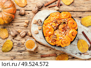 Pumpkin buns with nuts and brown sugar.Cinnamon rolls or cinnabon. Cinnabon cinnamon rolls. Стоковое фото, агентство Ingram Publishing / Фотобанк Лори