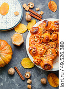 Pumpkin buns with nuts and brown sugar.Cinnamon rolls or cinnabon. Cinnabon cinnamon rolls. Стоковое фото, агентство Ingram Publishing / Фотобанк Лори