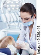 Child treated teeth in the dental clinic. Стоковое фото, агентство Ingram Publishing / Фотобанк Лори