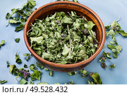 Bowl of dried oregano leaves.Organic dry herbs. Oregano or marjoram leaves. Стоковое фото, агентство Ingram Publishing / Фотобанк Лори