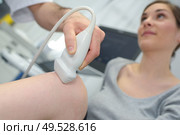 ultrasound echo on the knee of a woman. Стоковое фото, агентство Ingram Publishing / Фотобанк Лори