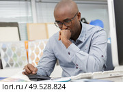 unhappy man looking at bills. Стоковое фото, агентство Ingram Publishing / Фотобанк Лори