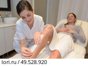 spa woman waxing her leg. Стоковое фото, агентство Ingram Publishing / Фотобанк Лори
