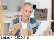 senior wood carving professional during work. Стоковое фото, агентство Ingram Publishing / Фотобанк Лори