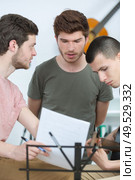 Musicians in discussion. Стоковое фото, агентство Ingram Publishing / Фотобанк Лори
