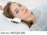Escaping the world thanks to music. Стоковое фото, агентство Ingram Publishing / Фотобанк Лори