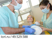 Dentist and assistant mixing paste. Стоковое фото, агентство Ingram Publishing / Фотобанк Лори