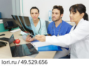 women and man doctors radiologists working at the clinic. Стоковое фото, агентство Ingram Publishing / Фотобанк Лори