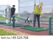 men playing golf in golf course. Стоковое фото, агентство Ingram Publishing / Фотобанк Лори