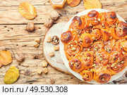 Pumpkin buns with nuts and brown sugar.Cinnamon rolls or cinnabon. Cinnabon cinnamon rolls. Стоковое фото, агентство Ingram Publishing / Фотобанк Лори