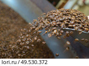 Coffee grains falling from scoop. Стоковое фото, агентство Ingram Publishing / Фотобанк Лори