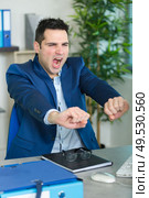 man yawning and stretching in the office. Стоковое фото, агентство Ingram Publishing / Фотобанк Лори