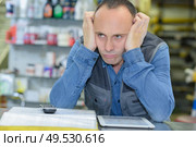 bored worker in the warehouse. Стоковое фото, агентство Ingram Publishing / Фотобанк Лори