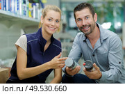 man buying spray lubricant in hardwarestore. Стоковое фото, агентство Ingram Publishing / Фотобанк Лори