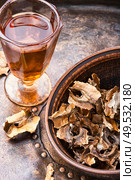 Tinctures and drinking tinctures from walnut partitions.Walnut partitions.Homeopathic medicine. Natural tincture of nuts. Стоковое фото, агентство Ingram Publishing / Фотобанк Лори