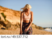 Woman enjoying the sunset on a beautiful beach in Cadiz, Andalusia, Spain.. Woman enjoying the sunset on a beautiful beach. Стоковое фото, агентство Ingram Publishing / Фотобанк Лори