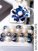 jewelry retail showcase display different pearl bracelets . Стоковое фото, агентство Ingram Publishing / Фотобанк Лори