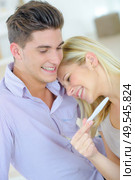 young woman embracing man after positive pregnancy test. Стоковое фото, агентство Ingram Publishing / Фотобанк Лори