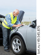senior establishing friendly report after trafic accident. Стоковое фото, агентство Ingram Publishing / Фотобанк Лори