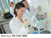 a biological technician putting samples. Стоковое фото, агентство Ingram Publishing / Фотобанк Лори