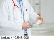 doctors hands holding a surgical clamp with swab. Стоковое фото, агентство Ingram Publishing / Фотобанк Лори