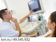 Doctor looking at ultrasound screen. Стоковое фото, агентство Ingram Publishing / Фотобанк Лори