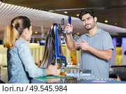 waiter making a drink for a female customer. Стоковое фото, агентство Ingram Publishing / Фотобанк Лори