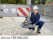 Lady securing balancing foot of crane. Стоковое фото, агентство Ingram Publishing / Фотобанк Лори