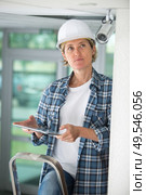 portrait of female cctv installer. Стоковое фото, агентство Ingram Publishing / Фотобанк Лори