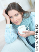 Woman drinking a cup of coffee on the sofa. Стоковое фото, агентство Ingram Publishing / Фотобанк Лори
