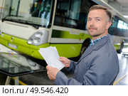 male installer is posing a glass. Стоковое фото, агентство Ingram Publishing / Фотобанк Лори