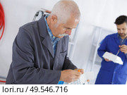 Workers screwing up electrical units. Стоковое фото, агентство Ingram Publishing / Фотобанк Лори