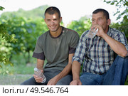 portrait of two vineyard workers having a break. Стоковое фото, агентство Ingram Publishing / Фотобанк Лори