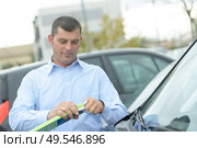 mechanic changing car wipers. Стоковое фото, агентство Ingram Publishing / Фотобанк Лори
