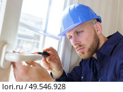 builder tightening a screw with a screwdriver. Стоковое фото, агентство Ingram Publishing / Фотобанк Лори