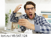 angry man at computer making violent gesture. Стоковое фото, агентство Ingram Publishing / Фотобанк Лори