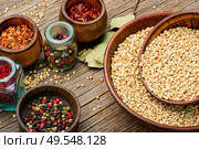 Raw green buckwheat on wooden background,vegan food. Green buckwheat on wooden table. Стоковое фото, агентство Ingram Publishing / Фотобанк Лори