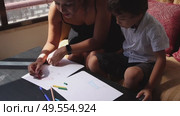 Mother teaching son to draw with crayons. Стоковое видео, видеограф Константин Шишкин / Фотобанк Лори