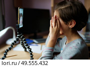 Two little girls talking via video conference with smartphone due to Covid-19 pandemic quarantine confinement. Little girls talking via video conference with smartphone. Стоковое фото, агентство Ingram Publishing / Фотобанк Лори