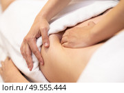 Woman receiving a belly massage at spa salon. Female patient is receiving treatment by professional osteopathy therapist.. Woman receiving a belly massage at spa salon. Стоковое фото, агентство Ingram Publishing / Фотобанк Лори