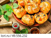 Homemade rustic nettle and spinach buns on wooden table. Homemade buns with nettles. Стоковое фото, агентство Ingram Publishing / Фотобанк Лори