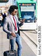 Black Businessman waiting for the next train. Man with afro hair commuting.. Black Businessman waiting for the next train. Стоковое фото, агентство Ingram Publishing / Фотобанк Лори
