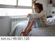 Nine-year-old girl sitting in bed at home bored by confinement. Nine-year-old girl sitting in bed bored by confinement. Стоковое фото, агентство Ingram Publishing / Фотобанк Лори