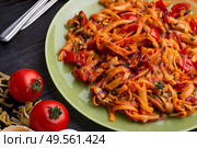  italian pasta with tomatos and herbs on dark wooden table. italian pasta recipe.  close up. Стоковое фото, агентство Ingram Publishing / Фотобанк Лори