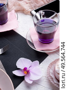 life style concept.Thai blue, Butterfly pea tea served with fresh figs and panna cotta cake and fruit piece of cake on serving napkins. . Стоковое фото, агентство Ingram Publishing / Фотобанк Лори